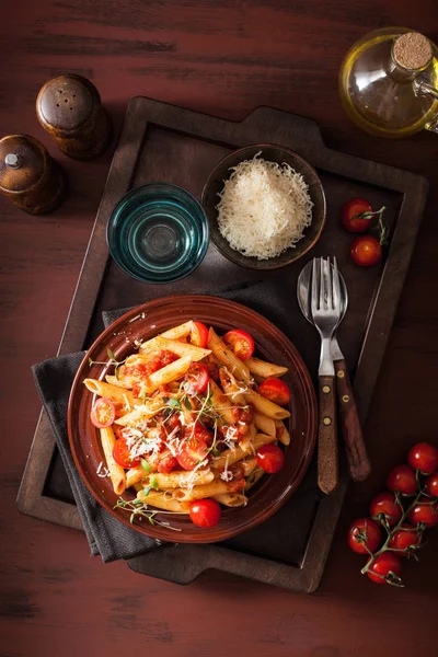 Penne vegetariane con timo di parmigiano ai pomodori — Foto Stock