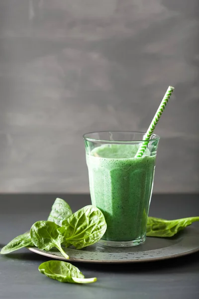 Frullato di spinaci verdi con spirulina, semi di chia, lime, mela — Foto Stock