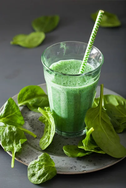 Green spinach smoothie with spirulina, chia seed, lime, apple — Stock Photo, Image
