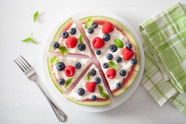 Yoğurt ve böğürtlenli karpuz pizza dilimleri, yaz tatlısı.