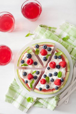 Yoğurt ve böğürtlenli karpuz pizza dilimleri, yaz tatlısı.