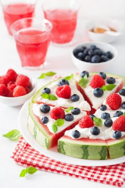 Yoğurt ve böğürtlenli karpuz pizza dilimleri, yaz tatlısı.