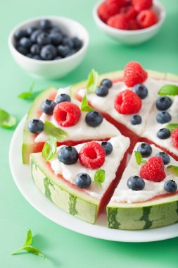 Yoğurt ve böğürtlenli karpuz pizza dilimleri, yaz tatlısı.