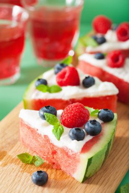 Yoğurt ve böğürtlenli karpuz pizza dilimleri, yaz tatlısı.