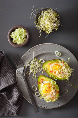 pişmiş yumurta avokado taze soğan ve Yonca filizi