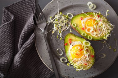 pişmiş yumurta avokado taze soğan ve Yonca filizi