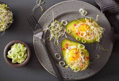 pişmiş yumurta avokado taze soğan ve Yonca filizi