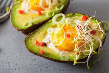 pişmiş yumurta avokado taze soğan ve Yonca filizi