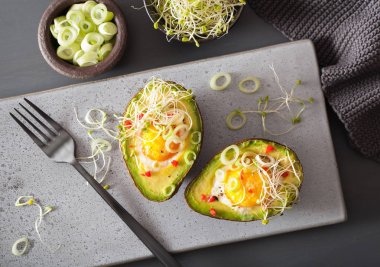 pişmiş yumurta avokado taze soğan ve Yonca filizi