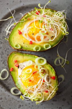 pişmiş yumurta avokado taze soğan ve Yonca filizi