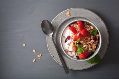 Granola ve tohum ve kahvaltı çilekli yoğurt