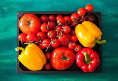 çeşitli domates ve biber ahşap kutusunda