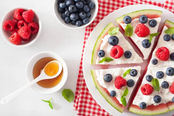 西瓜披萨片，加酸奶和浆果，夏季甜点 — 图库照片