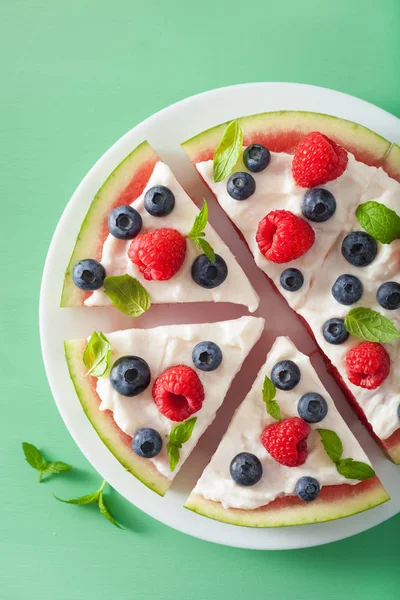 Rebanadas de pizza de sandía con yogur y bayas, postre de verano — Foto de Stock