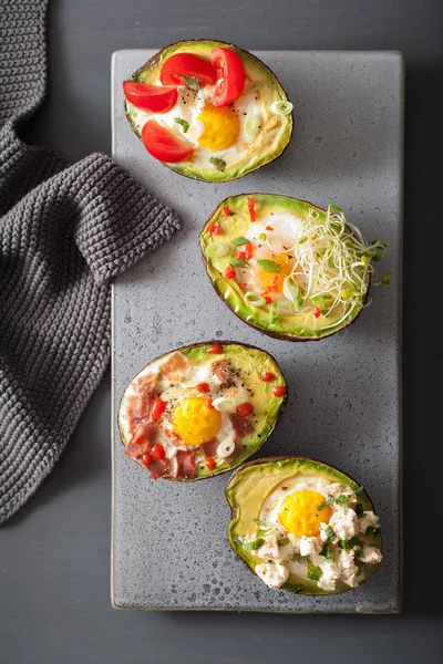 Ovos assados em abacate com bacon, queijo, tomate e alfafa spr — Fotografia de Stock