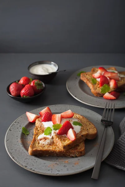 Torradas francesas com iogurte e morangos para o café da manhã — Fotografia de Stock