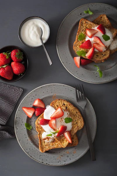 Franska rostat bröd med yoghurt och jordgubbar till frukost — Stockfoto