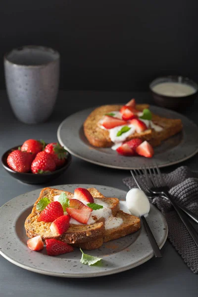 Frans Toast met yoghurt en aardbeien bij het ontbijt — Stockfoto