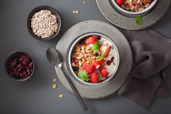 Гранола і йогурт з насінням і полуницею на сніданок — стокове фото