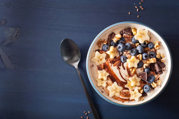 Friska banana smoothie bowl med blåbär choklad valnötter — Stockfoto