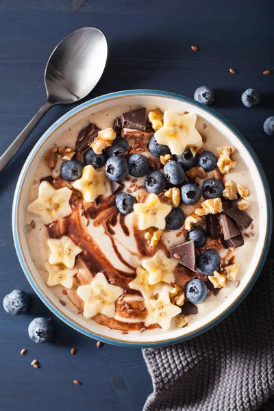 Friska banana smoothie bowl med blåbär choklad valnötter — Stockfoto