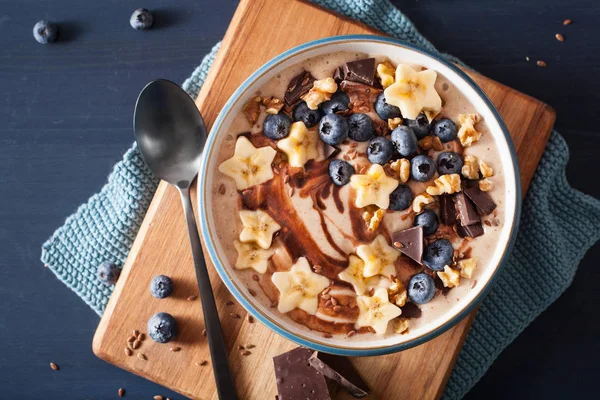 Friska banana smoothie bowl med blåbär choklad valnötter — Stockfoto