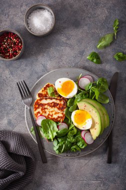 Sağlıklı keto paleo diyet kahvaltı: haşlanmış yumurta, avokado, halloumi