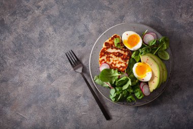 Sağlıklı keto paleo diyet kahvaltı: haşlanmış yumurta, avokado, halloumi