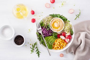 Humus, kırmızı lahana, ra ile vegan avokado tatlı mısır yemek kase