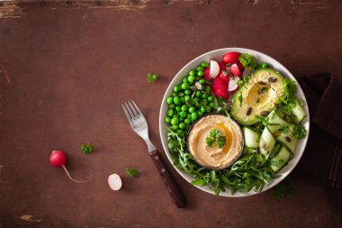 avocaco salatalık humus bezelye radis ile sağlıklı vegan yemek kase