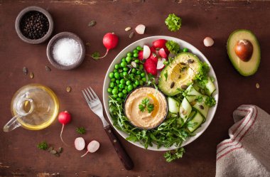 avocaco salatalık humus bezelye radis ile sağlıklı vegan yemek kase