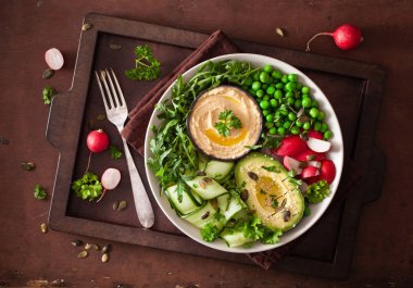 avocaco salatalık humus bezelye radis ile sağlıklı vegan yemek kase