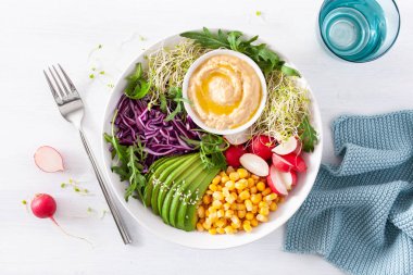 Humus, kırmızı lahana, ra ile vegan avokado tatlı mısır yemek kase