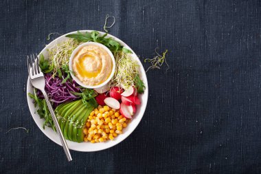 Humus, kırmızı lahana, ra ile vegan avokado tatlı mısır yemek kase