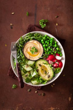 avocaco salatalık humus bezelye radis ile sağlıklı vegan yemek kase