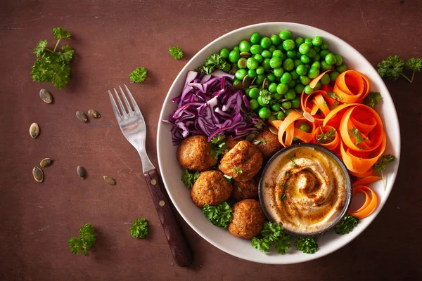 Egészséges vegán ebédtál falafel hummus sárgarépa szalagok Csikós — Stock Fotó