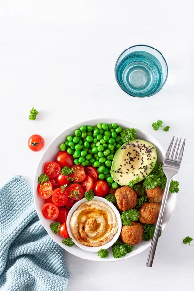 Egészséges vegán ebéd tál falafel hummus paradicsom avokádó borsó — Stock Fotó