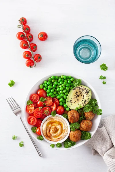 Zdravá Veganská oběd mísa s falafel homos rajčat, avokáda hrášek — Stock fotografie