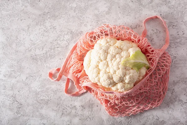 Cauliflower in reusable mesh cotton bag, plastic free zero waste — Stock Photo, Image