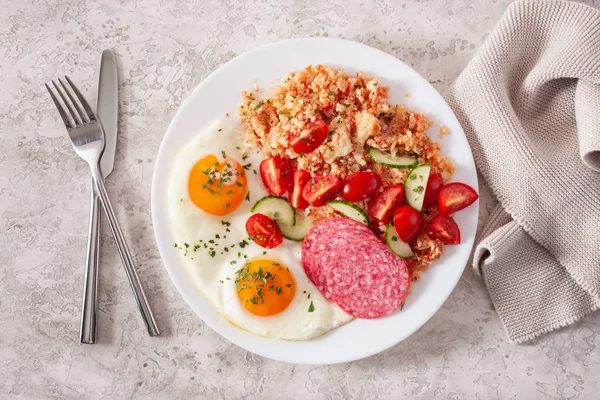 Ketogeen paleo dieet ontbijt. bloemkool rijst, gebakken eiersala — Stockfoto