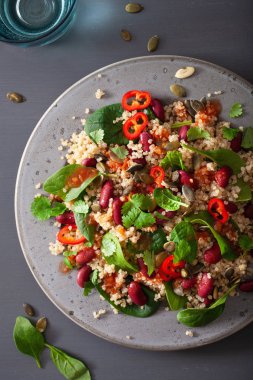 sağlıklı bakla ve quinoa salata ile ıspanak, biber