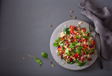 sağlıklı bakla ve quinoa salata ile ıspanak, biber