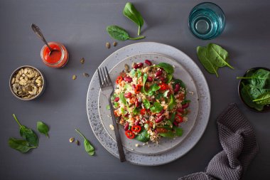 sağlıklı bakla ve quinoa salata ile ıspanak, biber