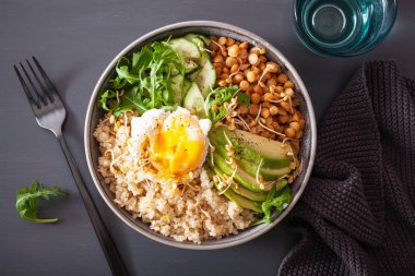 yumurta, avokado, salatalık, mercimek ile Quinoa kase. Sağlıklı vejetar