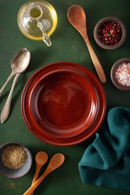 boş tabak tuz biberi kaşığı yeşil arkaplanda