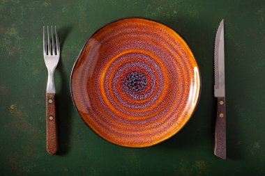 Beton arka planda boş çatal bıçak