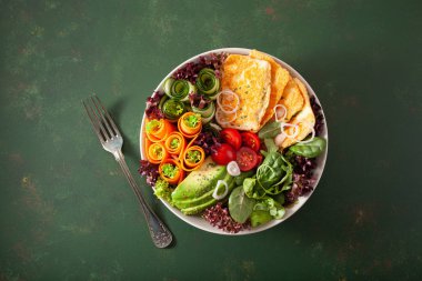 Ketogenik paleo diyet kasesi. Halloumi peyniri, avokado havucu.