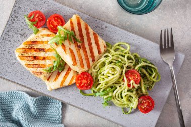 Ketogenik paleo diyeti öğle yemeği. Halloumi peyniri, sarımsaklı kabak.