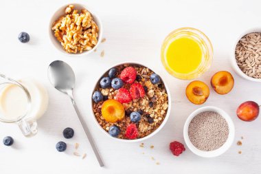 berry meyve somun, kahvaltı için sağlıklı granola vegan süt