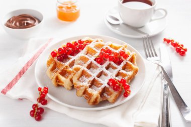 Waffle, meyve, reçel ve çayla kahvaltı